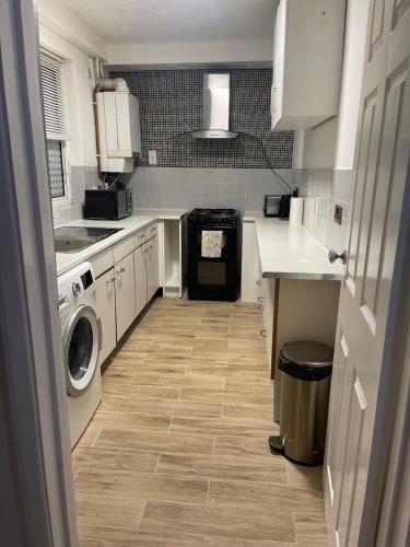 Køkken, Lush Stays l Spacious 3BDR l Sleeps 5 l Secure Parking l Fast Wi-Fi l LongTerm Rates Available in Tilbury