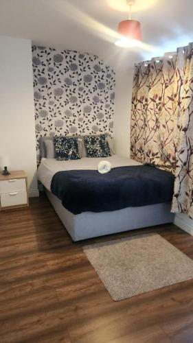 Værelse, Lush Stays l Spacious 3BDR l Sleeps 5 l Secure Parking l Fast Wi-Fi l LongTerm Rates Available in Tilbury