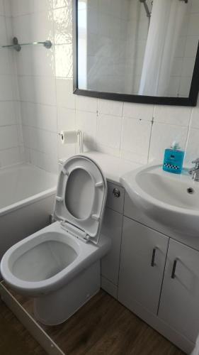 Badeværelse, Lush Stays l Spacious 3BDR l Sleeps 5 l Secure Parking l Fast Wi-Fi l LongTerm Rates Available in Tilbury