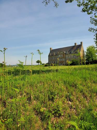 La maison du château de Vassy, près du Mont Saint Michel (La maison du chateau de Vassy, pres du Mont Saint Michel) in Brécey