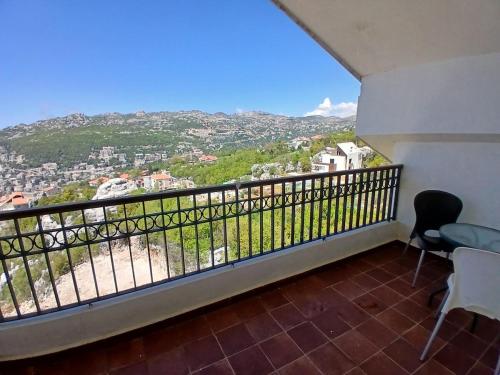 Colorful 1BR Apartment with Magical Views – khách sạn tại Dhour Choueir