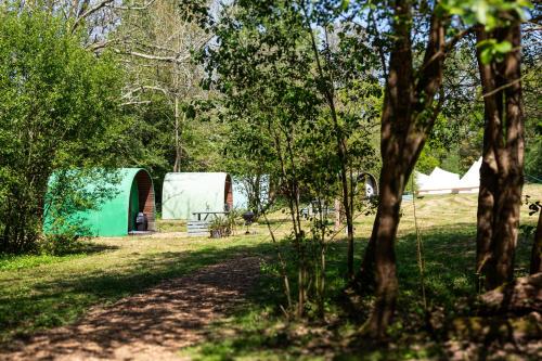 A környék, Battle Pods and Bells Glamping in Battle
