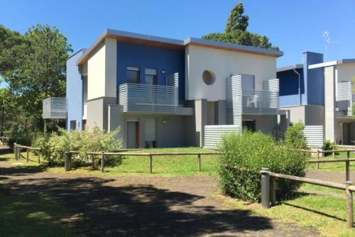 Quiet townhouse a stones throw from the beach