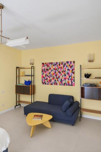 Elegant 2BR Apt a few steps from Sorrento Centre