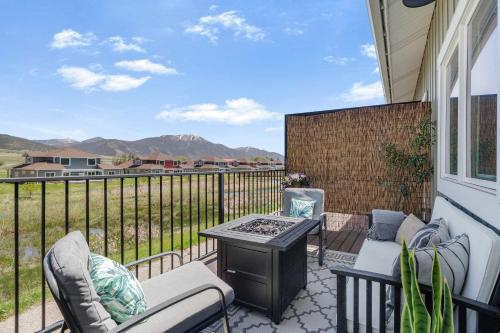 Modern Mountain condo with river views EV charger SUP in Svanvalija (ID)