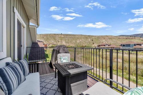 Modern Mountain condo with river views EV charger SUP in Svanvalija (ID)