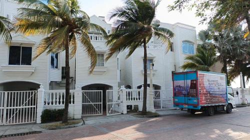 Large beach house near Las Américas Hotel, shared pool