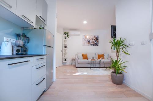 Golden Leaf Residence- Free parking and near the city center