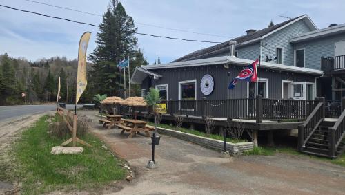 Auberge HALDER Lodge Inn Vacation Rental Near Mont Tremblant, Laurentians in Ste-Marguerite Du Lac Masson (QC)