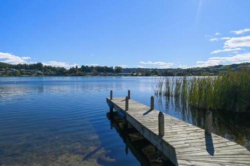 Okawa Bay Waterfront - Absolute Lakefront with Jetty 10min from Hells Gate in Tikitere