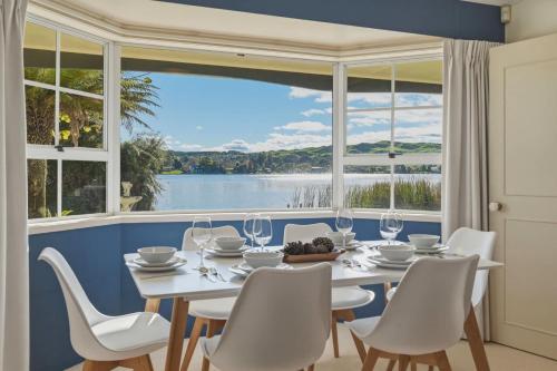 Okawa Bay Waterfront - Absolute Lakefront with Jetty 10min from Hells Gate in Tikitere