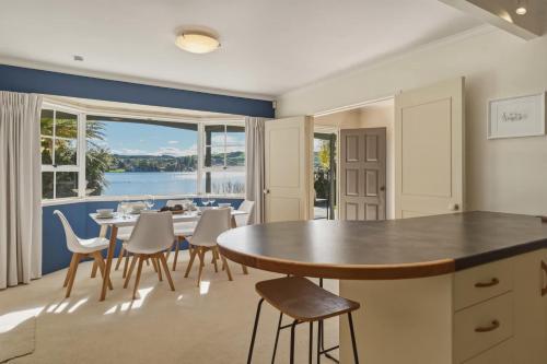 Okawa Bay Waterfront - Absolute Lakefront with Jetty 10min from Hells Gate in Tikitere