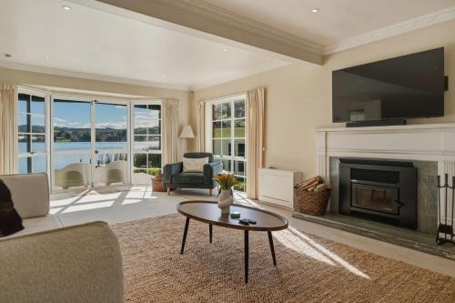 Okawa Bay Waterfront - Absolute Lakefront with Jetty 10min from Hells Gate in Tikitere