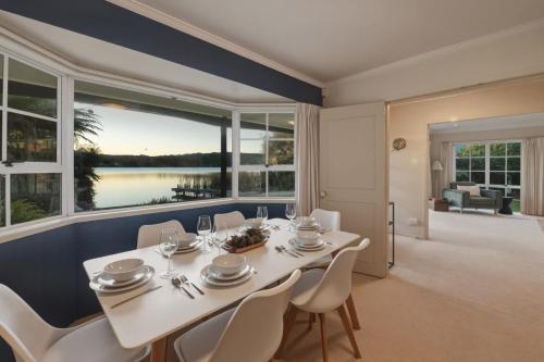 Okawa Bay Waterfront - Absolute Lakefront with Jetty 10min from Hells Gate in Tikitere