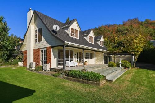 Okawa Bay Waterfront - Absolute Lakefront with Jetty 10min from Hells Gate in Tikitere