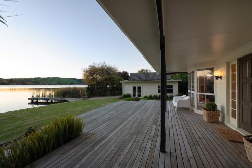Okawa Bay Waterfront - Absolute Lakefront with Jetty 10min from Hells Gate in Tikitere