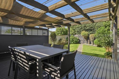 Rotorua Retreat - Stylish 2BR with Covered Deck – khách sạn tại Lynmore
