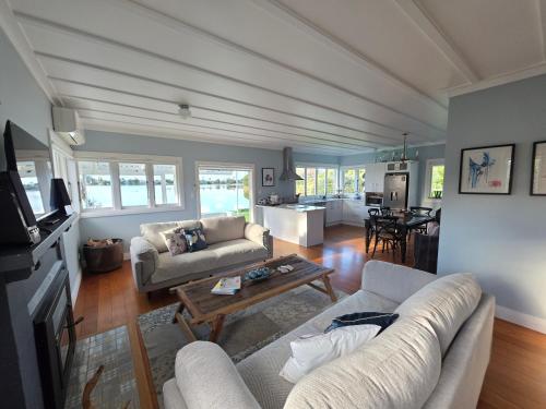 Kingfisher Lodge Waterfront Retreat in Tairua
