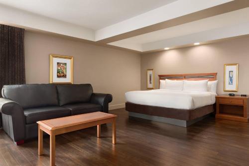 1 queen bed, 1 sofa bed