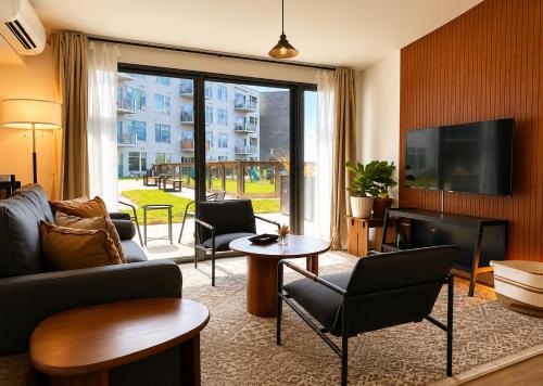 Bay View Designer 1BR - Best Location with Balcony, Gym, and Terrace - Sleeps 4 – khách sạn tại Bay View