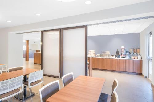 Food and beverages, Microtel Inn & Suites by Wyndham Binghamton in Johnson City