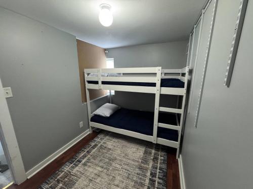 Canton Private Room + Guaranteed Parking – khách sạn tại Canton