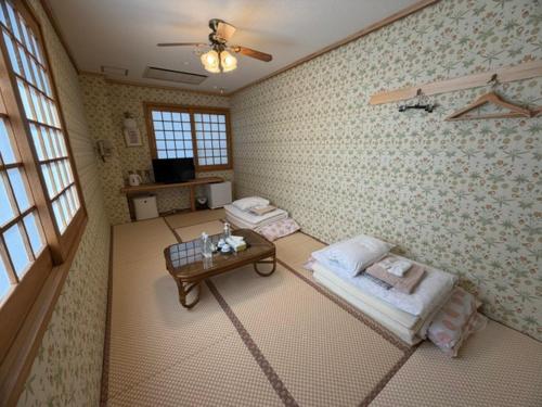 room detail thumbnail 2