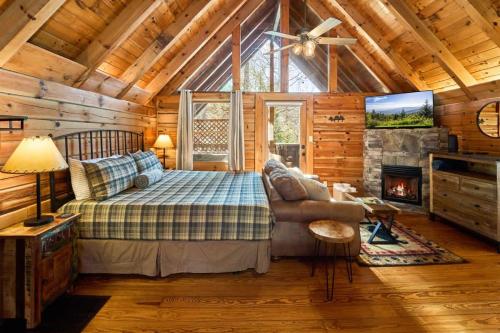 Warm Comfortable Couples Retreat - 10 mins to Downtown - King bed - Pool Access - image 3