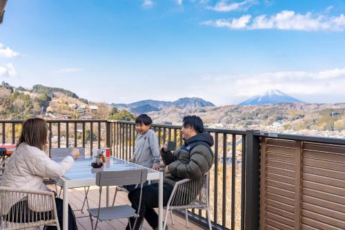 天然温泉-富士山パノラマビュー-プライベートデッキで非日常体験を-伊豆の温泉付き貸別荘-中伊豆noie – khách sạn tại Shuzenji
