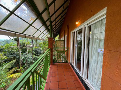 Holiday Courtyard in Padinjarathara
