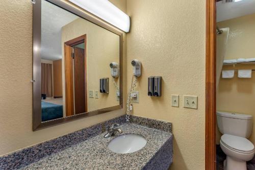 Econo Lodge North - image 24