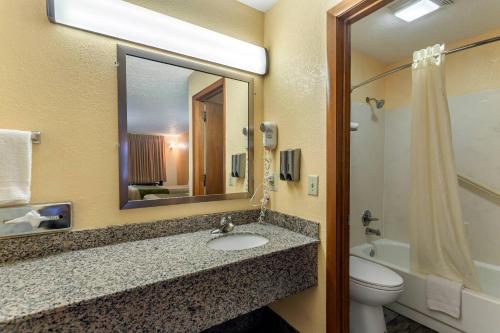 Econo Lodge North - image 33