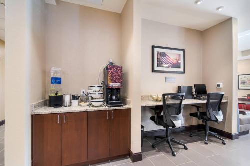 Comfort Inn & Suites - image 41