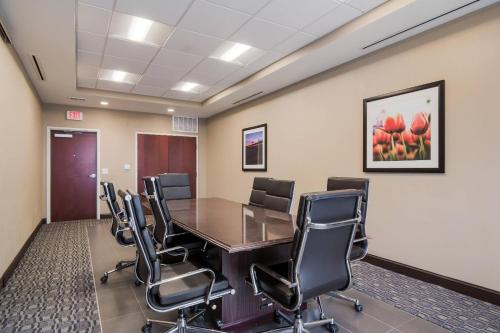 Comfort Inn & Suites - image 37