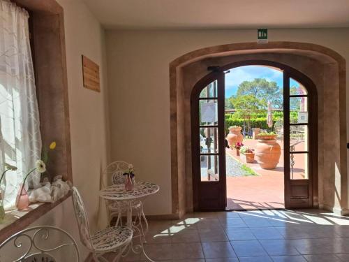 Borgo Pomaia Resort Appartamenti Piscine Ristorante e Sala Convegni – khách sạn tại Riparbella