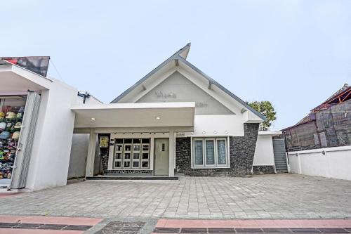 Вход, Hotel O Nawangwulan in Blitar City