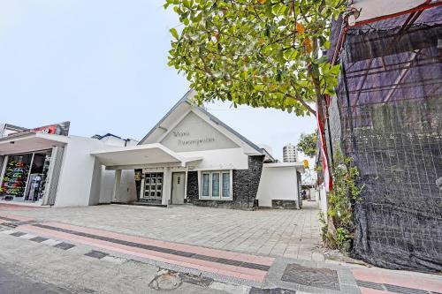 Вход, Hotel O Nawangwulan in Blitar City