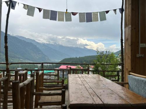 The Den Inn - Bashisht