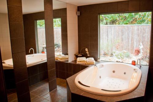 Chestnut Glade Cottage - 화장실