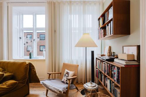 Cozy Apt By The Lakes - main image
