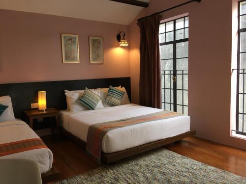 1 king bed, 2 twin beds