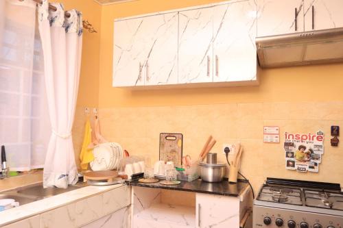 廚房, BomaZuri Homestays Tala in 錫卡