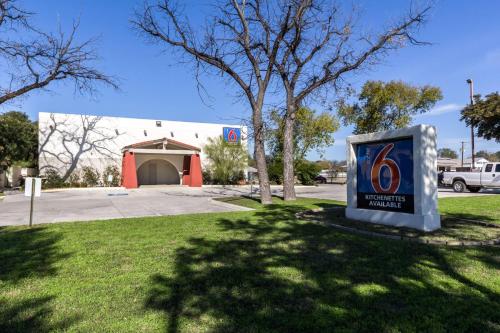 Motel 6-Uvalde, TX