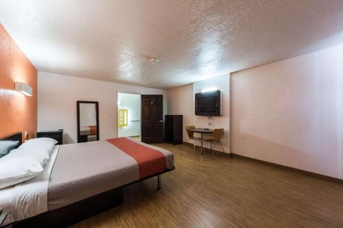 Motel 6-Uvalde, TX