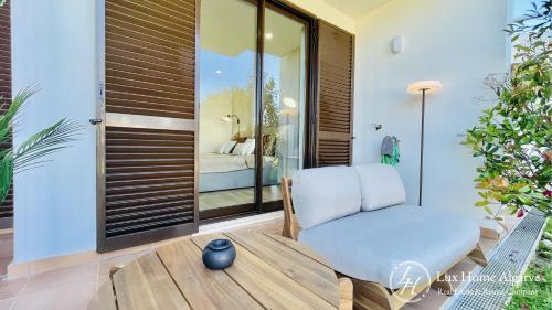 ระเบียง/ชานเรือน, Amara - Luxury Decoration - Pool - 1km Beach in เดลกาดาส