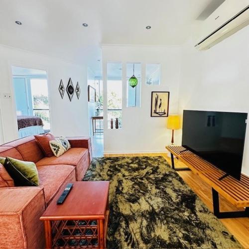 Mid-Century Suite - 1 Bed 1 Bath 1 Car 2 Balconies – khách sạn tại Kangaroo Point
