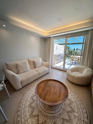Luxurious 3-bedroom apartment in Lorcrimar IV