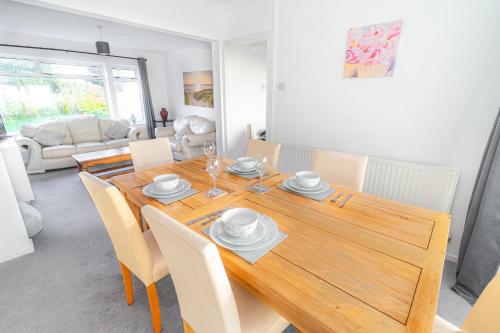 3-br Pet Friendly Home W/ Off-road Parking - Wales