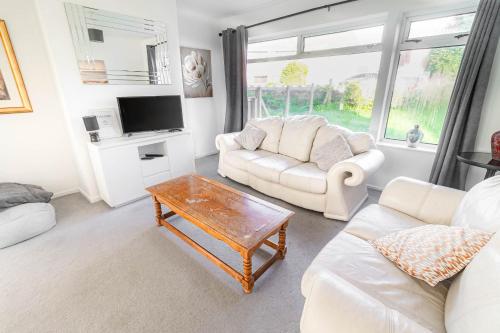 m² 1 guļamistaba, 2 privāta vannas istaba Māja Tircoed
 (3-BR Pet Friendly Home W/ Off-Road Parking) in Pontlliw