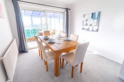 m² 1 guļamistaba, 2 privāta vannas istaba Māja Tircoed
 (3-BR Pet Friendly Home W/ Off-Road Parking) in Pontlliw
